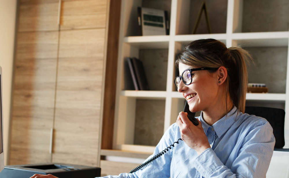 Frau Buero Telefon AdobeStock 197032954